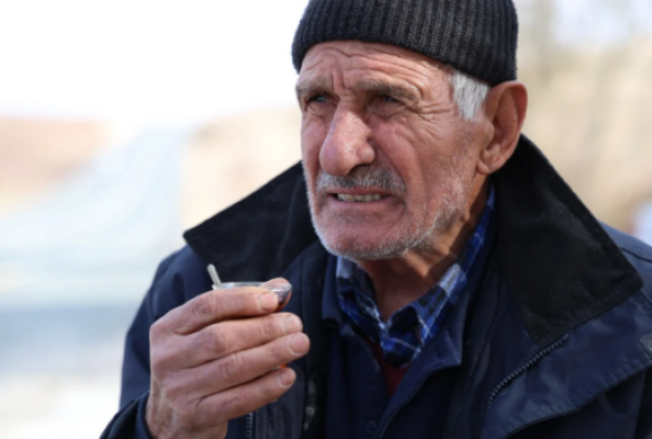 Elazığ'da içinde çalışıp yaşadığı baraka yandı! Sokakta kalmaktan korkuyor