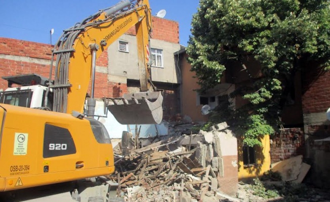 Osmangazi'de tehlike saçan metruk binalar yıkılıyor