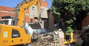 Osmangazi'de tehlike saçan metruk binalar yıkılıyor